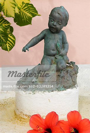 Une statue d'un petit garçon dans le jardin de Little Whale House, Little Whale Cay