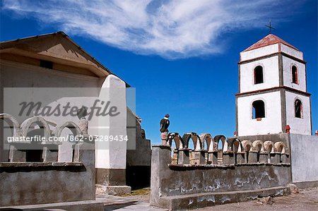 L'église principale dans le petit village de Tahua, sur la rive nord du Salar d'Uyuni, salé plus grand du monde. Notez le couple de condors de pierres sculptés sur les piliers. Dans de nombreuses communautés andines, la religion est un mélange du catholicisme avec d'anciennes croyances animistes.