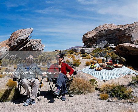 Touristes sur la Explora Traversia de Bolivie Sud Profitez d'un déjeuner pique-nique au soleil près de Laguna Turquiri