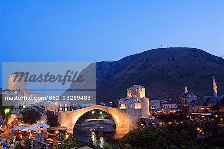 Le pont Peace Balkans Bosnie Mostar Stari Most sur la rivière Neretva illuminé le soir réplique du XVIe siècle pierre pont détruit par les bombardements de Croates de Bosnie en 1993 et inauguré en 2004