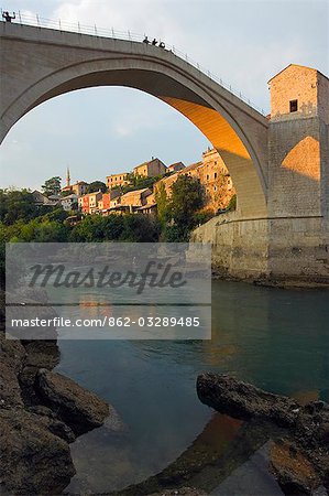 La Balkans Bosnie Mostar fin après-midi lumière sur le pont de la paix Stari Most réplique du pont en pierre du XVIe siècle détruite par les Croates de bombardements en 1993 et ouvert en 2004 la rivière Neretva