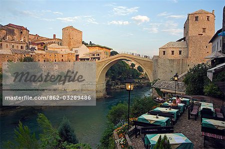 La réplique du pont de la paix Balkans Bosnie Mostar Stari Most de pont en pierre du XVIe siècle détruite par les Croates de bombardements en 1993 et ouvert en 2004 Restaurant donnant sur pont et la rivière Neretva