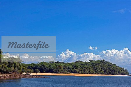 Brésil, Amazonie, Rio Tapajos. Un affluent de la Tapajos Rio qui est elle-même un affluent de l'Amazone montre ses plages de sable exposées à la fin de la saison sèche.