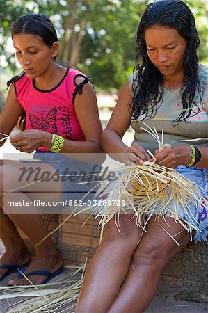 Brésil, Amazonie, Rio Tapajos. Un affluent de la Tapajos Rio qui est elle-même un affluent de l'Amazone. Dans le village de Jamaraqua, femmes tissent basketwear traditionnelle à vendre dans un magasin co-operative traiteur éco touristique.