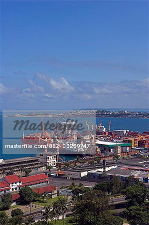 Salvador de Bahia, Brésil. La ville de Salvador regardant vers le bas de la Cidade Alta, ou la ville supérieure, vers le bas sur la zone du port moderne avec ses postes d'amarrage et d'expédition.