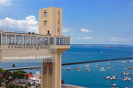 Salvador de Bahia, Brésil. Au sein de la vieille ville, un site du patrimoine mondial de l'UNESCO, l'Elevador Lacerda qui relie la ville haute (Cidade Alta) à la basse-ville (Cidade Baixa).