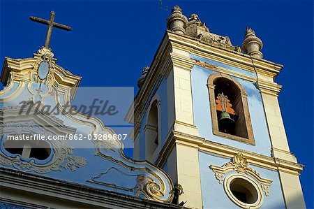 Salvador de Bahia, Brésil. Dans la vieille ville historique, un site du patrimoine mondial de l'UNESCO, le front façade et le clocher de l'église Igreja Nossa Senhora dos Rosários dos Pretos, Pelourinho.