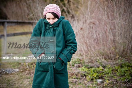 Femme qui marche en plein air, Squamish, Colombie-Britannique, Canada