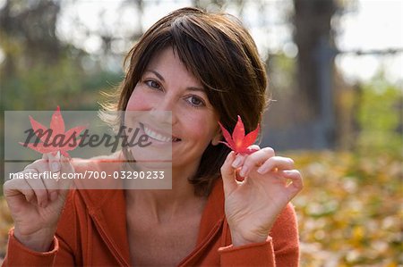 Porträt Frau halten Herbst Blätter