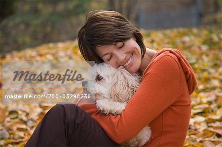 Femme étreignant son chien