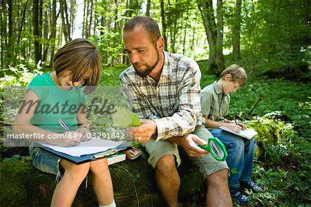 Kinder und Lehrer im Holz