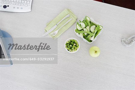 Salat auf Schreibtisch
