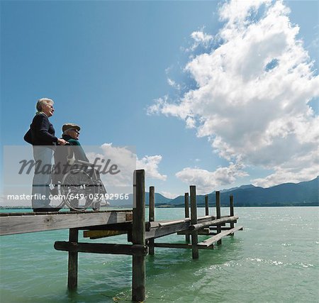 Senior couple détente de lac