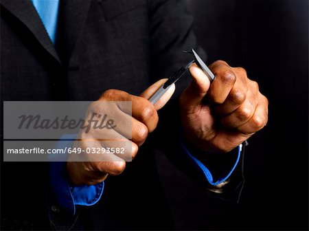 Geschäftsmann bricht ein Stift in der Mitte