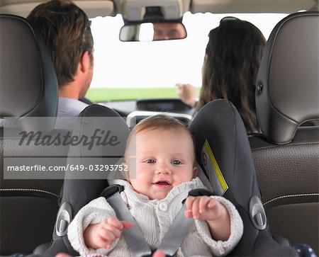 bébé en siège-auto