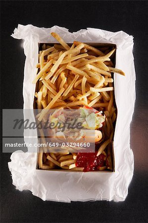 Fast food à sortir de la boîte sur le sac en papier