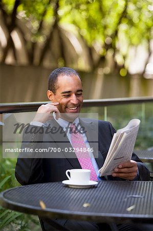 Homme d'affaires de lecture du journal