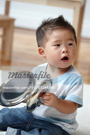 Bébé garçon jouant avec des Pots et des casseroles