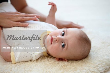 Portrait de bébé après avoir frotté de ventre