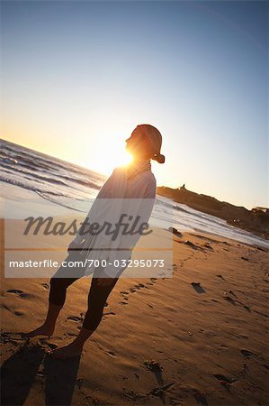 Femme sur la plage, Santa Cruz, Californie, USA