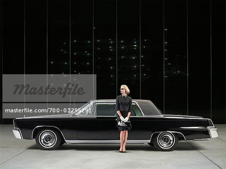 Portrait de femme glamour avec 1964 Chevrolet Imperial LeBaron