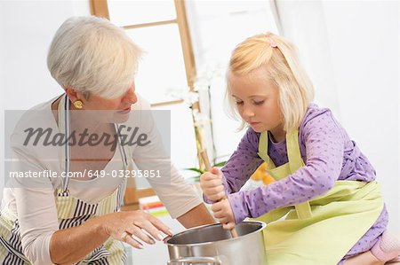 fille avec grand-mère cuisson confiture