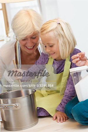 fille avec grand-mère cuisson confiture