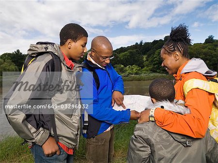 famille en regardant la carte de la randonnée