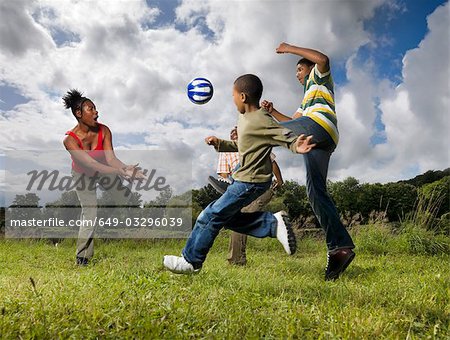 famille jouant au football