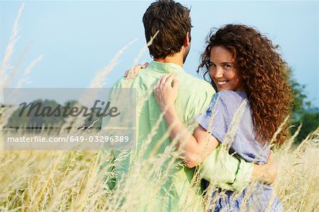 Couple marchant dans un champ de blé