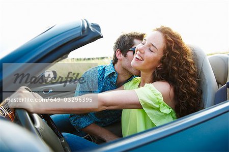 Paar in einem Cabrio