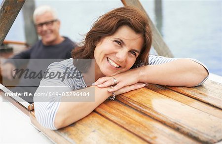 Moyen âgés de couple sur la vieille barque