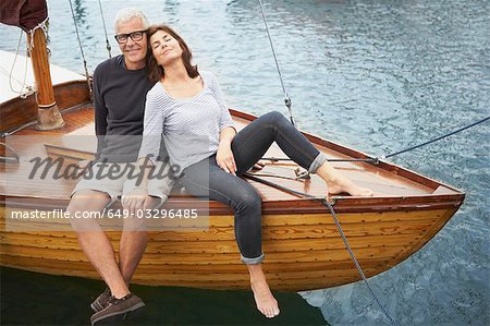 Moyen âgés de couple sur la vieille barque