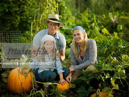 Jeune famille avec des citrouilles