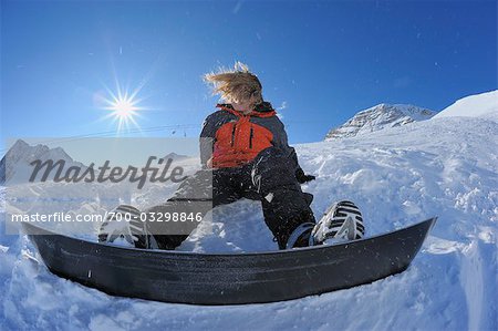 Snowboarder assis dans la neige, la Zugspitze, Bavière, Allemagne