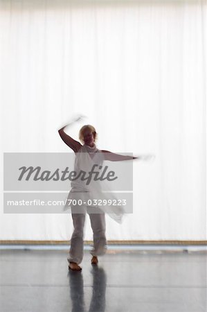 Frau tanzen vor einer weißen Vorhang, Salzburg, Salzburger Land, Österreich