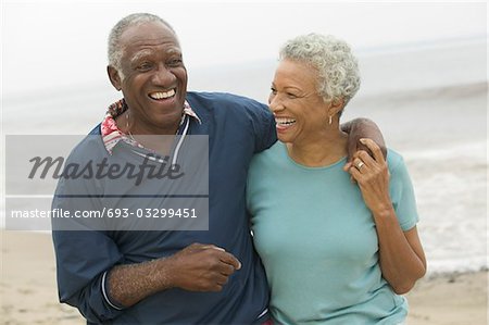 Senior couple embrassant à la plage