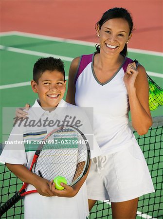 Mutter und Sohn von Net am Tennisplatz, Porträt, erhöhte Ansicht