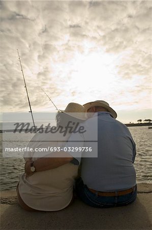 Pêche couple senior à l'océan