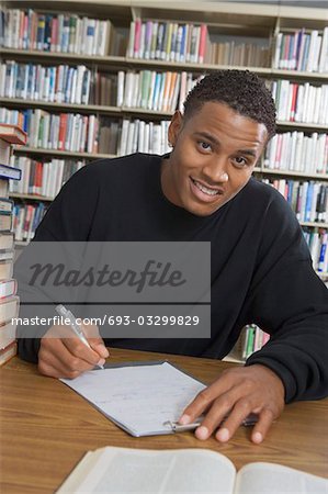 Prendre des notes dans la bibliothèque du collège étudiant