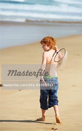 Garçon jouant sur la plage