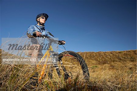 Frau Fahrradfahren im Feld