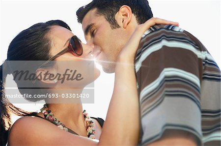 Jeune couple s'embrassant, portrait, vue latérale