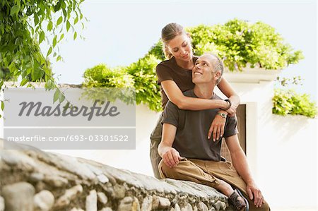 Couple de touriste sur le mur de pierre en vue de face de Granada (Espagne),