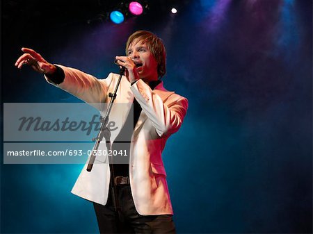 Junge Mann singen ins Mikrofon auf der Bühne Konzert, low Angle view