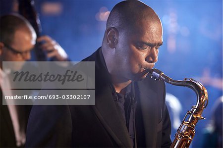 Joueur de saxophone sur scène, portrait