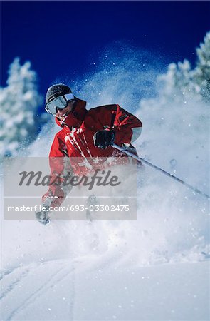 Skier dans la poudreuse