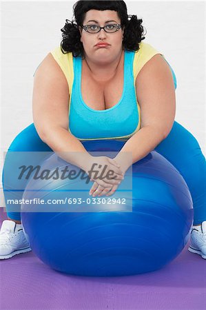 Übergewicht Frau sitzt auf Gymnastikball, Porträt