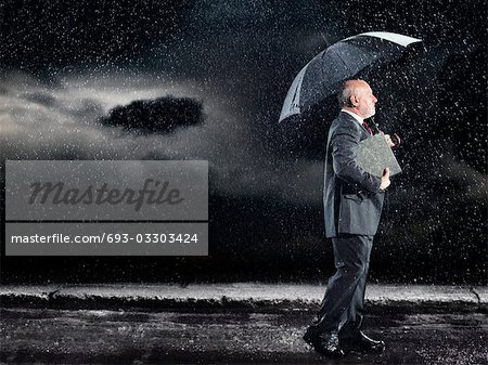 Kaufmann Walking bei Regen unter Dach, Seitenansicht