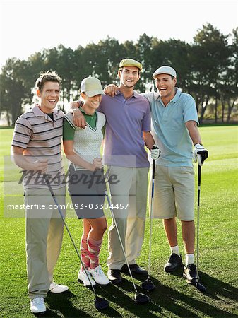 Groupe de jeunes golfeurs posant sur Cour
